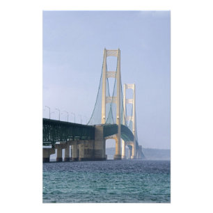 Impression Photo Le pont Mackinac qui s'étend sur le détroit de