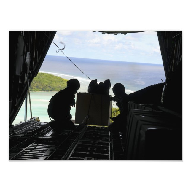Impression Photo Les aviateurs poussent une palette de biens donnés (Devant)