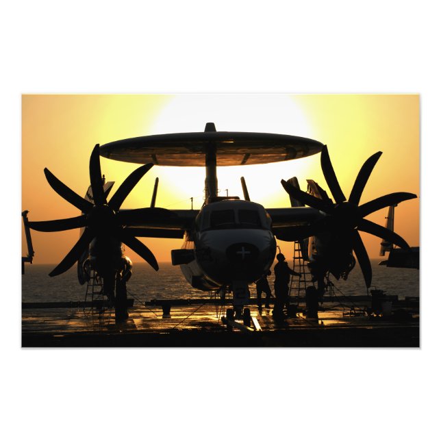 Impression Photo Les marins travaillent sur un avion Hawkeye E-2C (Devant)