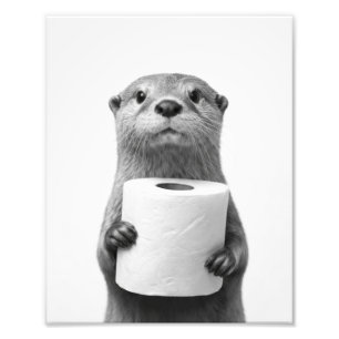 Impression Photo Loutre Stoïque Noir&Blanc Tenant un Rouleau de Pap
