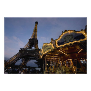 Impression Photo Manège près de la Tour Eiffel le soir,
