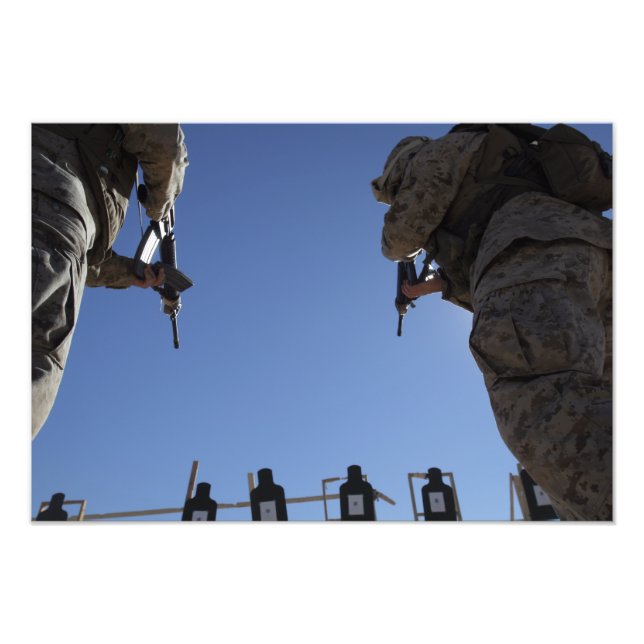 Impression Photo Marines change de magazines en plein feu (Devant)