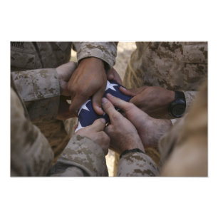 Impression Photo Marines plient un drapeau américain