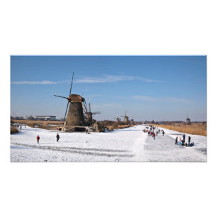 Impression Photo Patinage sur glace le long des moulins à vent en h