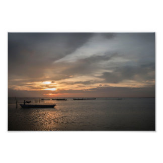 Impression Photo Pêcheur au coucher du soleil sur la plage