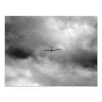 Planeur volant dans le ciel gris