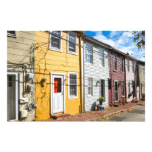 Rangée de vieilles maisons colorées en bois