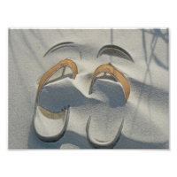 Sandales dans l'empreinte de sable