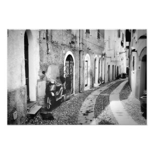 Impression Photo Scooter dans une rue en Italie en noir et blanc