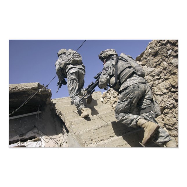 Impression Photo Soldats montant l'escalier d'un bâtiment (Devant)