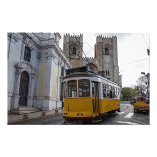 Impression Photo Tramway jaune sur la cathédrale de Lisbonne au Por
