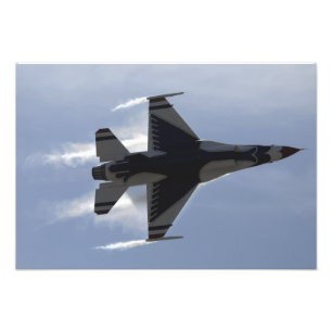 Impression Photo Un faucon F-16 qui combat tire des G élevés