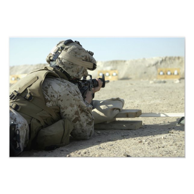 Impression Photo Un Marine lance un fusil de service M16A2 (Devant)
