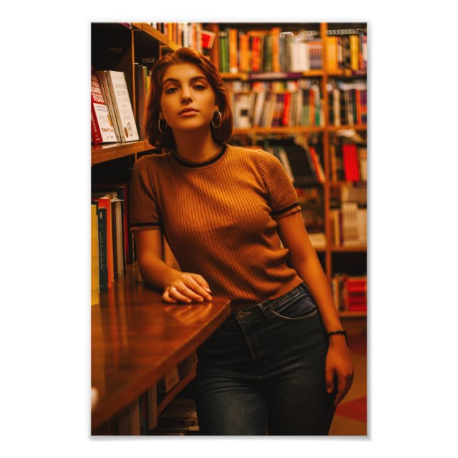 Impression Photo Une belle fille à la bibliothèque (Devant)