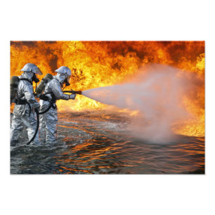 Impression Photo Une équipe de lutte contre l'incendie secourue par