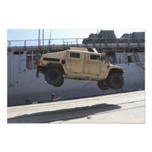 Impression Photo Une grue monte un M998 Humvee