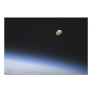 Impression Photo Une lune géante visible au-dessus de l'atmosphère