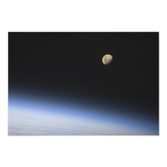 Impression Photo Une lune géante visible au-dessus de l'atmosphère  (Devant)