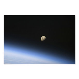 Impression Photo Une lune gibbbeuse évidente au-dessus de