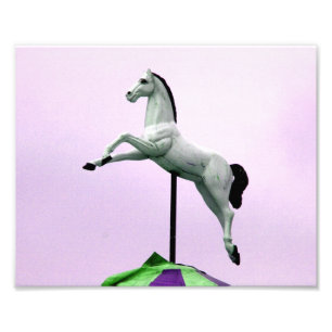 Impression Photo Une statue de carrousel de cheval blanc contre le