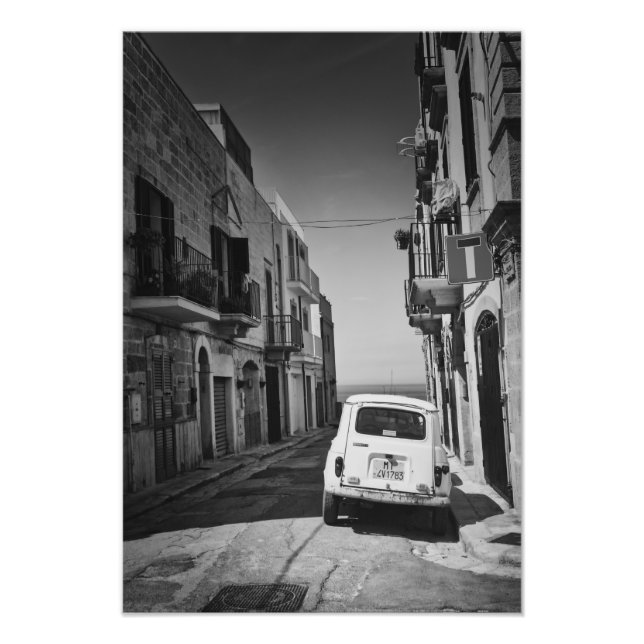 Impression Photo Vieille voiture dans une rue en Italie avec la mer (Devant)
