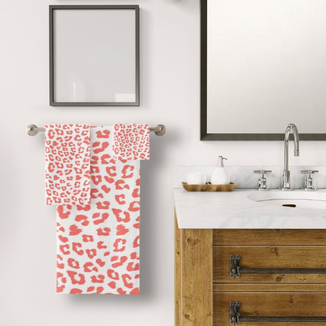 Imprimé léopard corail (Living Coral Leopard Print Bath Towel by Looly Elzayat)