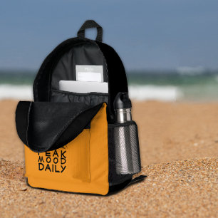 Imprimé Sac à dos jaune minimaliste pour randonnée sur sen