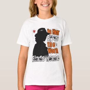 In Her Eyes, The World Finds Home - Romantic love T-Shirt