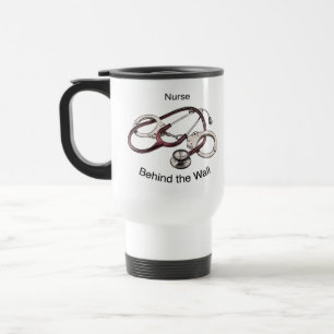 Infirmière derrière la tasse blanche de voyage de