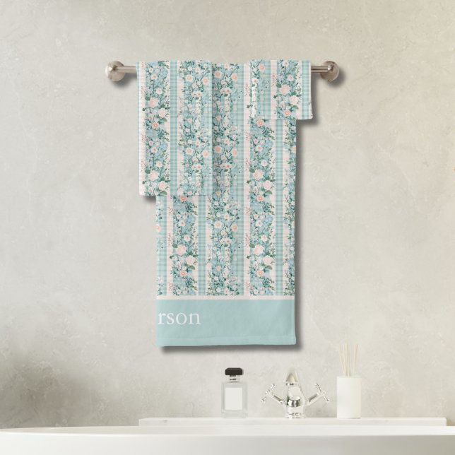 Initiales de monogramme Fleurs de rose vert menthe (Monogrammed Grand Millennial Pastel Florals Gingham stripes bath towel set. Bridal shower Wedding )