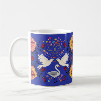 Inséparables et une tasse de scène de colombe