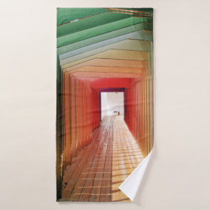 Intérieur du hall en bois vert et rouge