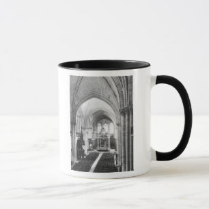 Interior view of the nave and the choir mug