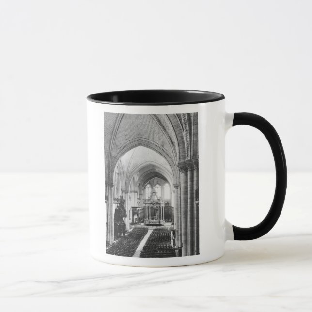 Interior view of the nave and the choir mug (Right)