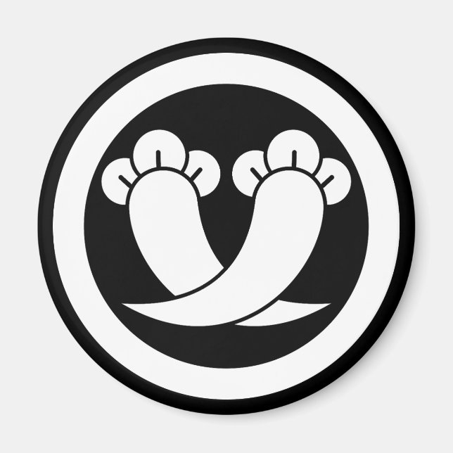 Intersecting cloves in circle magnet (Front)