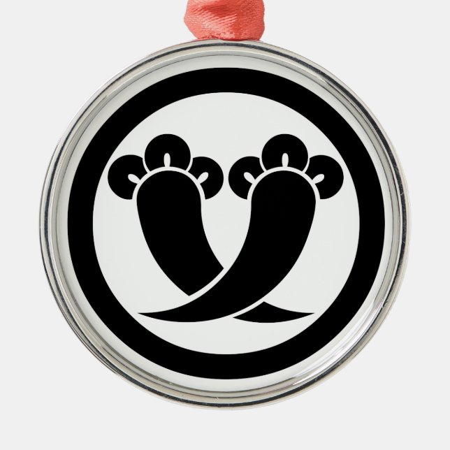 Intersecting cloves in circle metal ornament (Front)