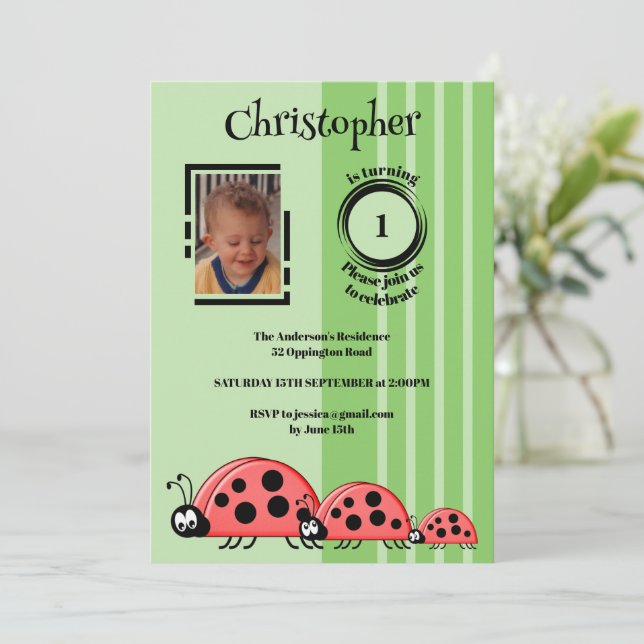 Invitation 1er anniversaire ajouter photo ladybugs rouge vert (Debout devant)