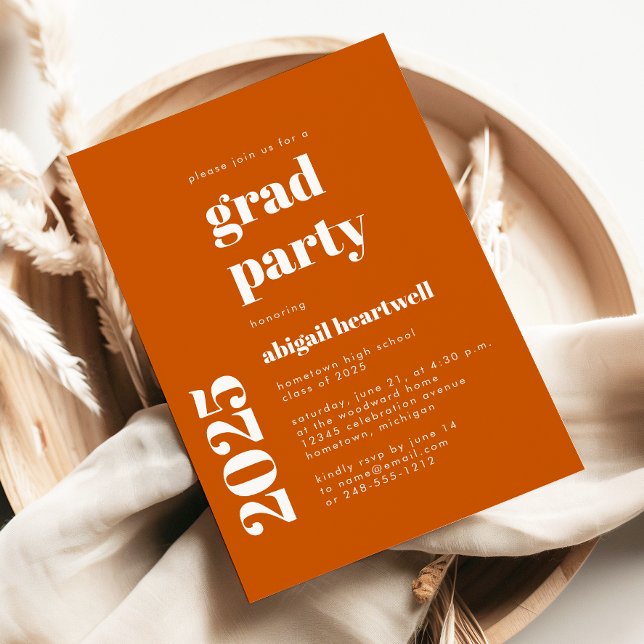 Invitation 2025 Gras Typographie Burnt Orange Grad Party (Créateur téléchargé)