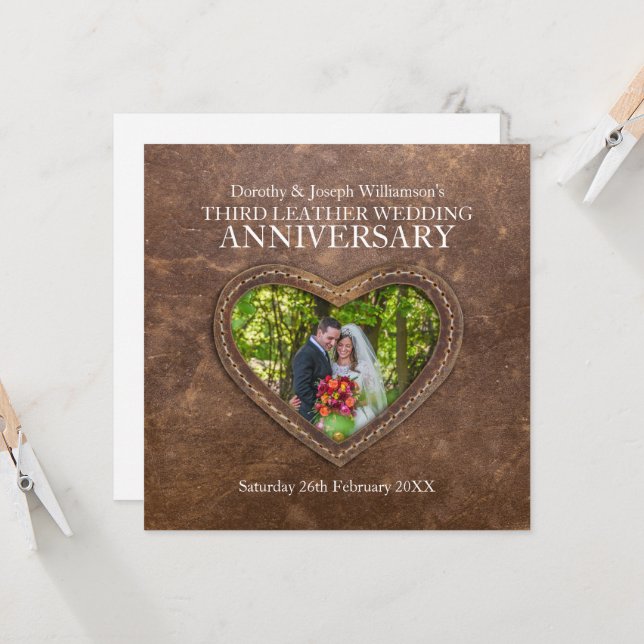 Invitation 3e anniversaire mariage en cuir coeur brun (Devant/Arrière en situation)