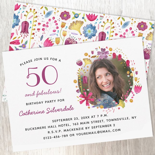 Invitation 50 et fabuleuse fête d'anniversaire de la photo fl (Fifty and fabulous floral photo birthday party invitation)