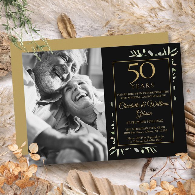 Invitation 50e anniversaire de mariage photo en noir et or av (50th Wedding Anniversary Black Gold Greenery Photo Invitation)