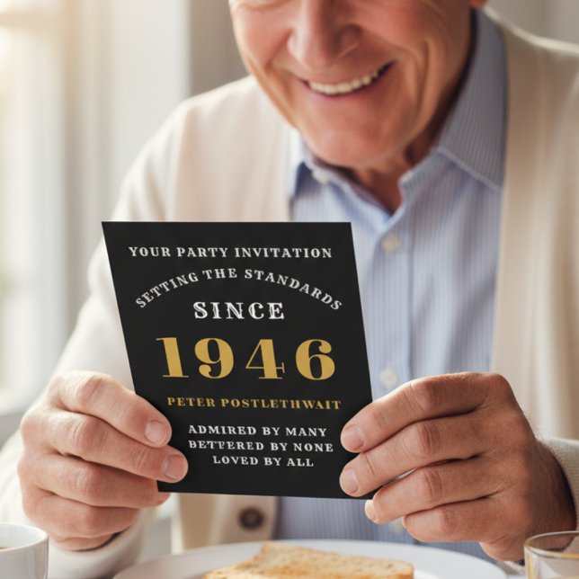 Invitation 80e anniversaire 1946 Black Gold personnalisé pour (1946 birthday invitation held by an older man.)