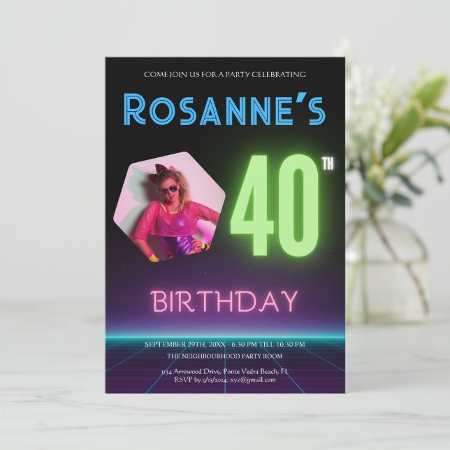 Invitation 80s Retro Night Photo personnalisée Neon 40e anniv (Debout devant)