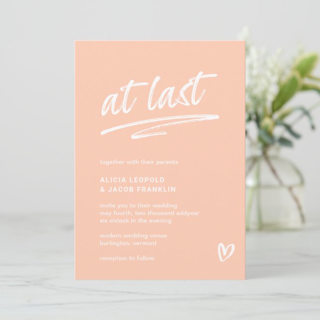 Invitation À Dernier Peach Typographie Mariage moderne (Debout devant)
