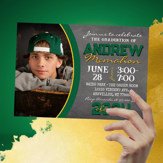 Invitation à la graduation du tableau de bord vert (Green and Gold 1 Photo Chalkboard Graduation Invitations)