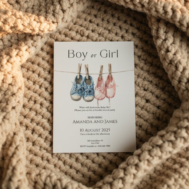 Invitation à la révélation du sexe de l'enfant (Gender reveal invitation on beige chunky knit blanket with soft warm light)