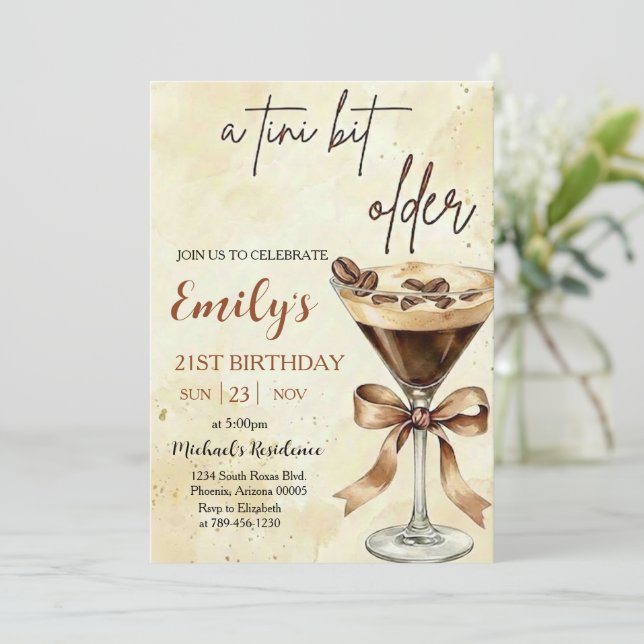 Invitation A Tini Bit Older Expresso Martini Birthday Party (Debout devant)