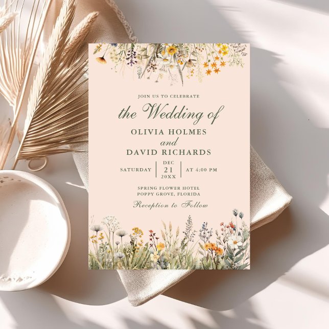 Invitation à un mariage pré-Fleur sauvage de Peach (Peach Fuzz Wildflower Meadow Wedding Invite on a table with boho decor and dry flowers.)