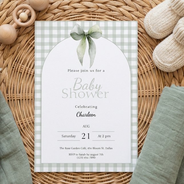 Invitation à une Baby Shower en Gingham Vert Sauge (Gingham sage green baby shower invitation with bow detail on cozy neutral flatlay)