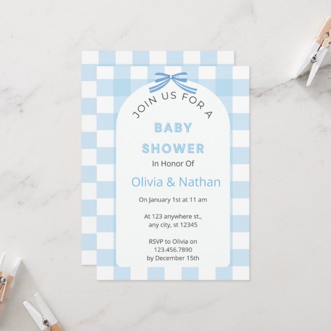 Invitation à une fête de bébé au gingham bleu, béb (Devant/Arrière en situation)